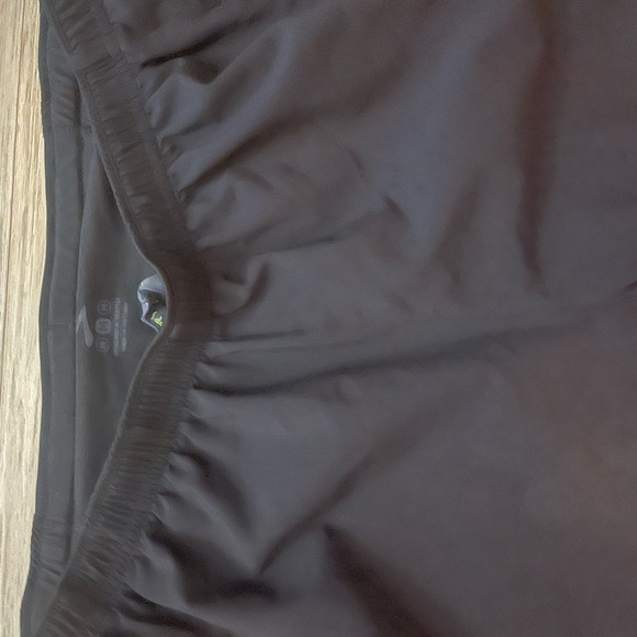 Men’s Brooks Shorts - Picture 2 of 3